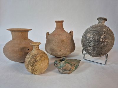 Ensemble de quatre vases en terre cuite et une lampe à huile…