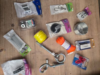 de nombreux objets posés sur une table, avec une paire de ciseaux