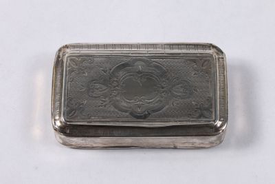 une vieille boîte en argent ornée d'un motif sur fond blanc