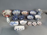 beaucoup d'assiettes et de bols bleus et blancs sur la table