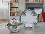 deux assiettes et un bol posés sur une table dans un salon