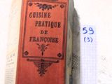 un livre posé sur une table à côté d'une règle
