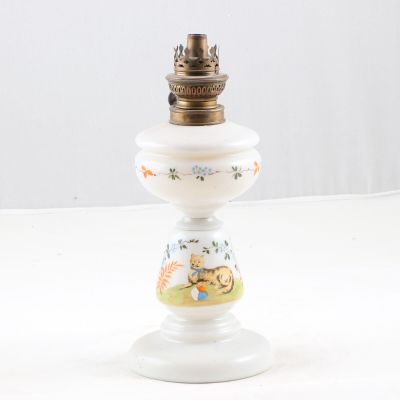 Lampe à pétrole en opaline blanche à décor polychrome d'un c…