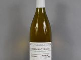 une bouteille de vin posée sur une table