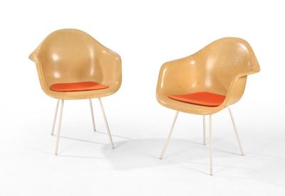 paire de chaises Eames du milieu du siècle, avec coussins d'assise rembourrés