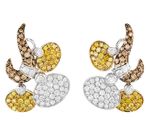 une paire de boucles d'oreilles en diamants jaunes et blancs