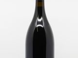 une bouteille de vin posée sur une table