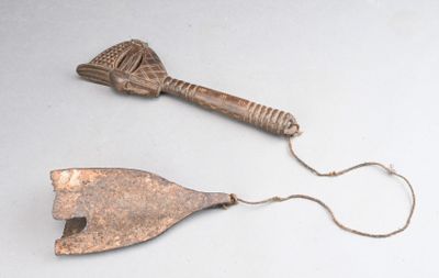 deux morceaux de métal sur une surface blanche