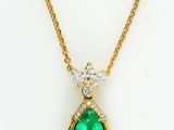 un pendentif en émeraude et diamants monté sur une chaîne en or