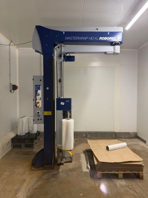 une machine placée au milieu d'une pièce