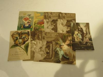 un lot de vieilles cartes postales posées sur une table