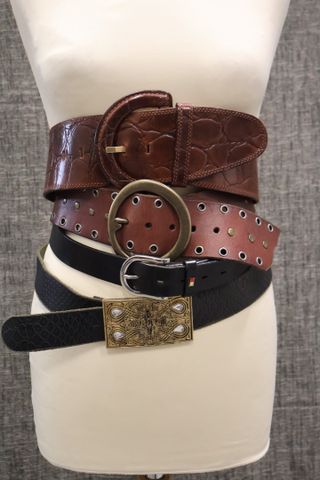 Lot de quatre ceintures en cuir dont Just CAVALLI, Tommy Hilfiger