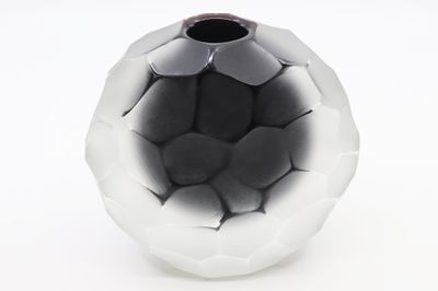 un vase noir et blanc posé sur une table