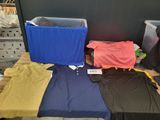 beaucoup de vêtements posés sur une table dans un magasin