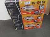 une pile de boîtes empilées les unes sur les autres