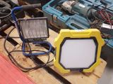 une lampe jaune posée sur une palette