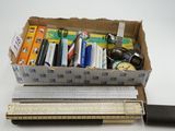 une boîte de fournitures scolaires et une règle posées sur une table