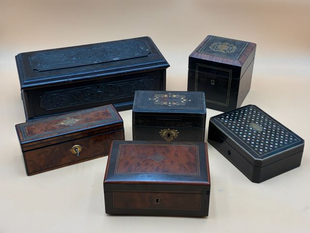 Ensemble de cinq coffrets : un en loupe marqueté (H : 7 x 16 x 11