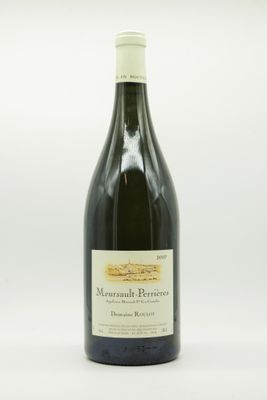 la bouteille de vin est posée sur une surface blanche