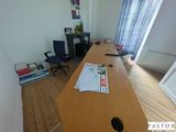 une photo d'un bureau dans une pièce où se trouvent de nombreux livres