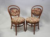 deux chaises ornées de coussins rembourrés à motifs floraux, sur fond blanc