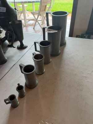 une table sur laquelle se trouvent plusieurs tasses et un mixeur