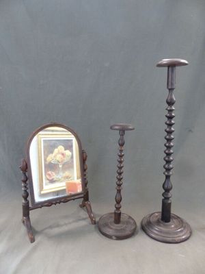 deux bougies et un miroir posés sur une table