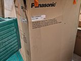 une grande boîte contenant tout un tas d'outils