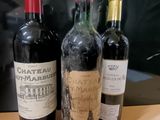 plusieurs bouteilles de vin sont alignées sur une table