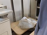 un bureau avec une imprimante posée dessus