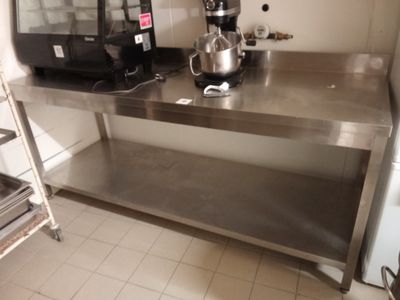 Table rectangulaire en inox. 85 X 200 X 70.