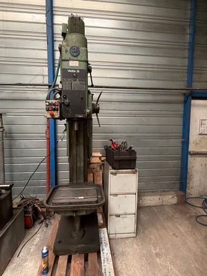 une machine posée sur une palette dans un garage