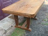 une table en bois posée à même le sol
