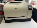 une imprimante posée sur un bureau dans une pièce
