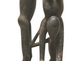 statue représentant deux personnes se tenant la main sur fond blanc