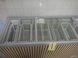 une vitrine en verre au milieu d'un sol carrelé