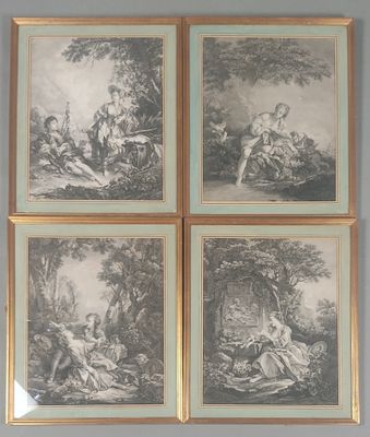 quatre photos en noir et blanc représentant un homme et une femme dans un décor boisé