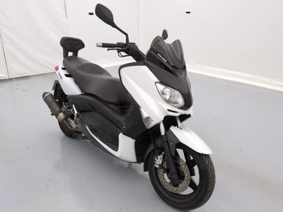 un scooter blanc et noir garé dans une pièce
