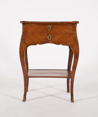 une petite table en bois surmontée d'un tiroir