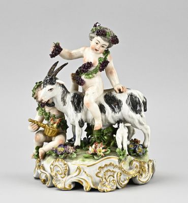 une image représentant une figurine d'un garçon à dos de chèvre
