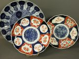 deux assiettes avec des motifs sont posées sur une table