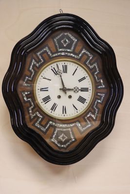 une horloge à chiffres romains accrochée au mur