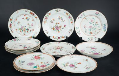 six assiettes ornées de motifs floraux sont disposées sur un fond noir