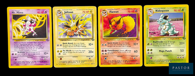 Des cartes Pokémon sont alignées les unes à côté des autres sur un fond noir