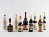 plusieurs bouteilles de vin sont alignées sur une surface blanche