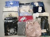 un tas de vêtements posés sur une table