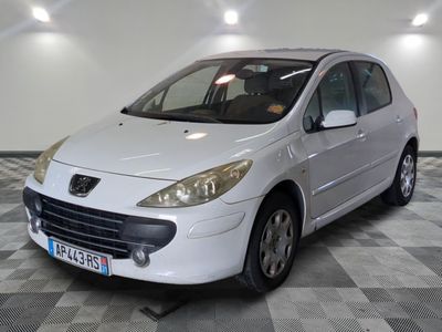 la photo d'une voiture blanche garée dans un garage