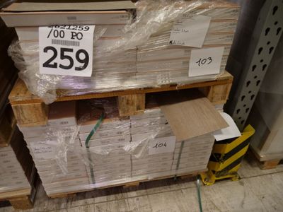 une pile de cartons posée sur une palette, avec une étiquette de prix