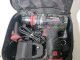 une perceuse à fil noire et rouge, dans un coffret noir