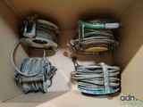 une boîte contenant tout un tas de fils
